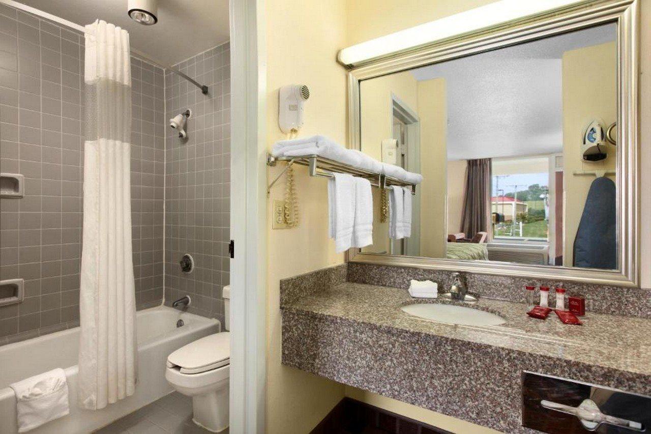 Ramada By Wyndham Wytheville Extérieur photo